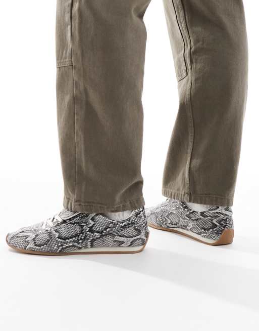 Zapatillas de deporte de estilo retro con estampado efecto piel de serpiente y lengüeta extragrande de ASOS DESIGN, 3 de 5