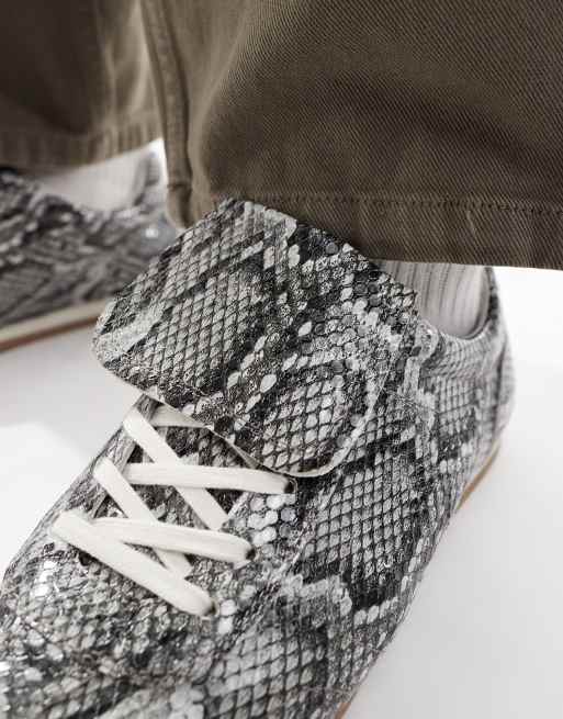Zapatillas de deporte de estilo retro con estampado efecto piel de serpiente y lengüeta extragrande de ASOS DESIGN, 4 de 5