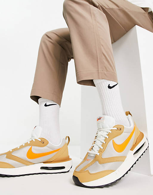 Zapatillas de deporte doradas y gris Next Nature de Nike | ASOS