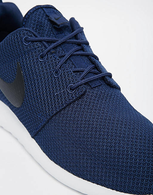 trolebús ropa Mathis Zapatillas de deporte en azul marino Roshe Run 511881-405 de Nike | ASOS
