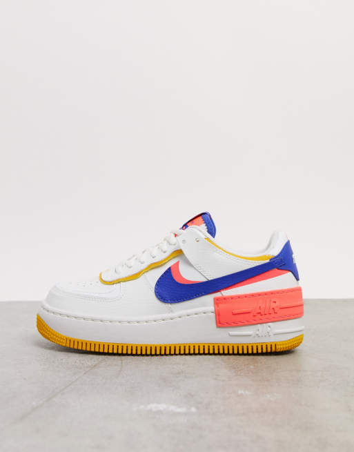 Zapatillas de deporte en blanco azul y rosa Air Force 1 Shadow de Nike