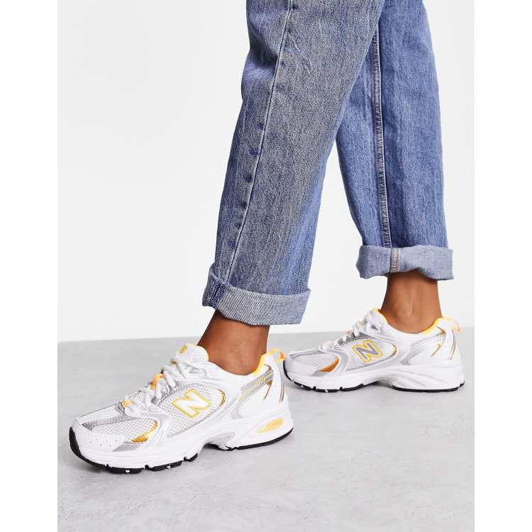 Zapatillas de deporte en blanco y dorado 530 de New Balance ASOS