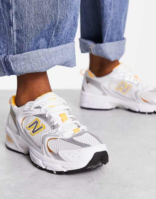 Zapatillas de deporte en blanco y dorado 530 de New Balance ASOS