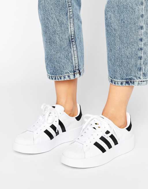 Colonos Literatura Monasterio Zapatillas de deporte en blanco y negro con doble suela llamativa Superstar  de adidas Originals | ASOS