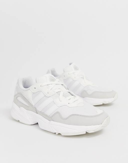 Zapatillas de deporte en blanco yung de adidas |