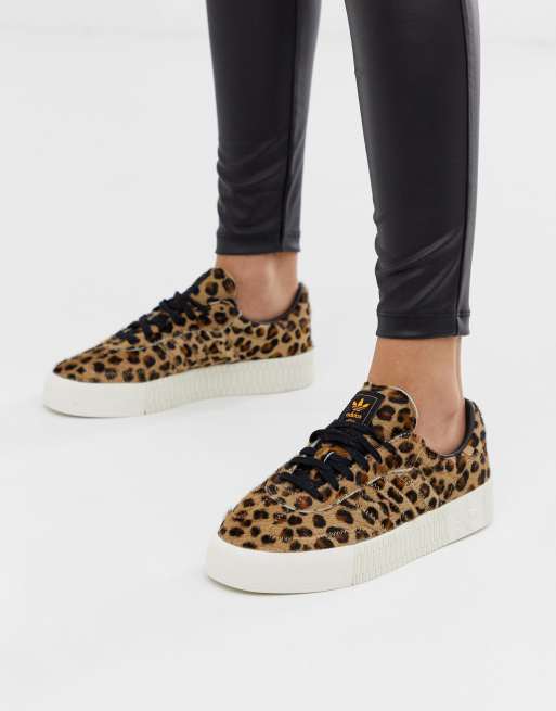 Zapatillas de deporte en estampado de leopardo Samba Rose de adidas Originals ASOS