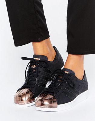 Por favor Sequía Lidiar con Zapatillas de deporte en negro metalizado con puntera en dorado rosa  Superstar de adidas Originals | ASOS