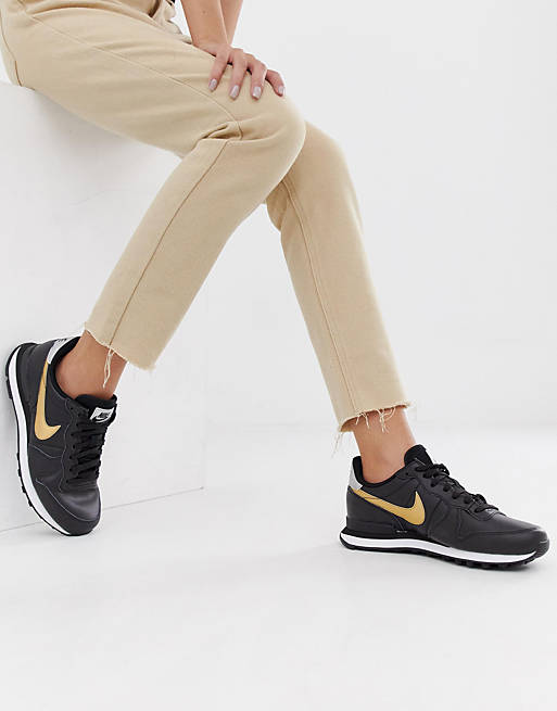 Zapatillas de deporte en negro y dorado Internationalist de Nike |