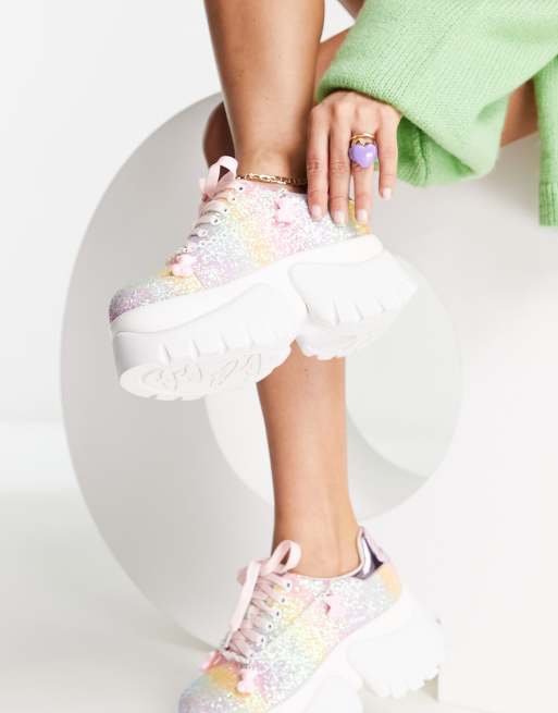 Zapatillas de deporte en tonos pastel con charms y plataforma