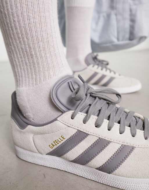 Zapatillas adidas gazelle gris oscuro de mujer.