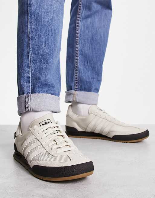 Zapatillas adidas 2025 y jeans