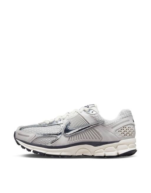 Zapatillas de deporte gris claro y plateadas Zoom Vomero 5 de Nike, 2 de 4