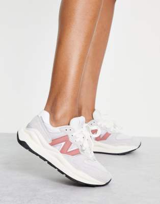 new balance grises y rojas