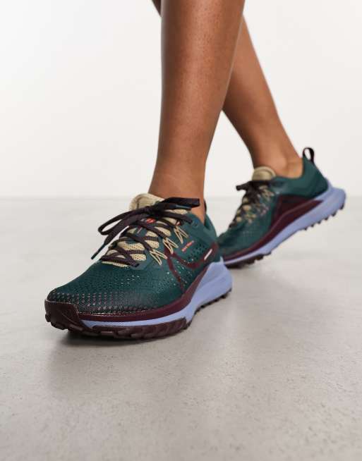 Zapatillas de deporte gris oscuro multicolor para mujer React Pegasus Trail GORE TEX de Nike Running ASOS