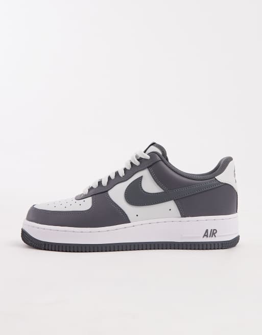 Zapatillas de deporte gris oscuro y blanco hueso Air Force 1 de Nike, 2 de 5