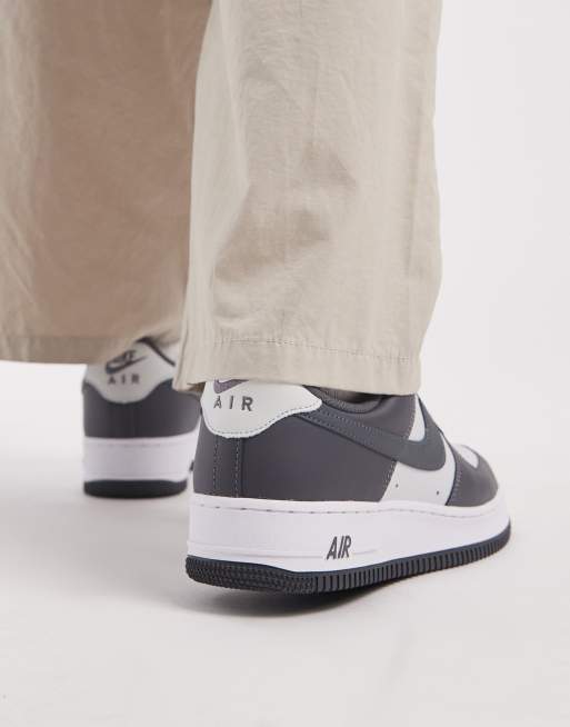 Zapatillas de deporte gris oscuro y blanco hueso Air Force 1 de Nike, 3 de 5