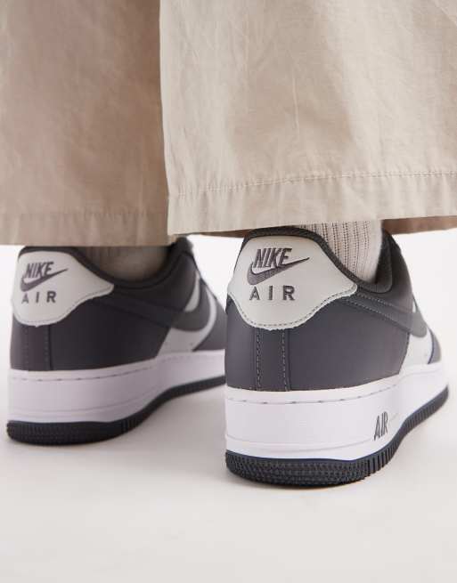 Zapatillas de deporte gris oscuro y blanco hueso Air Force 1 de Nike, 4 de 5