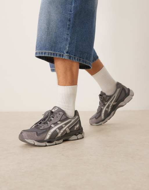 Zapatillas de deporte gris oscuro y gris cemento GEL-NYC 2055 de Asics, 4 de 5