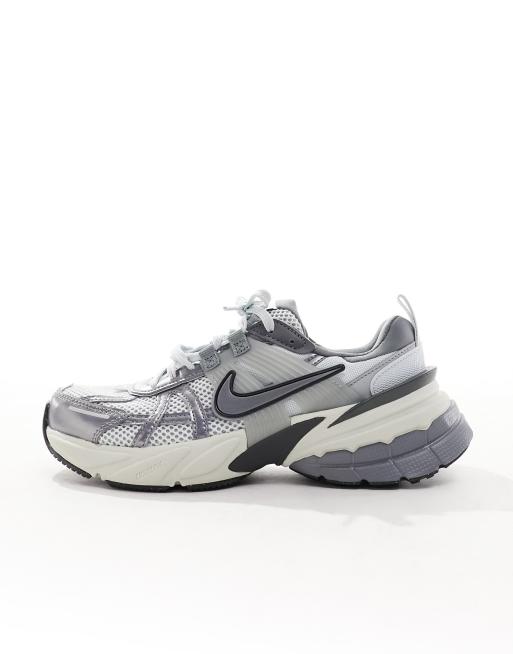 Zapatillas de deporte gris platino y plateadas unisex V2K Run de Nike, 2 de 5