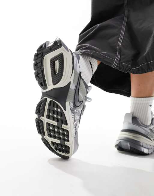 Zapatillas de deporte gris platino y plateadas unisex V2K Run de Nike, 4 de 5