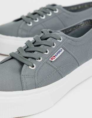 superga grises desgastadas