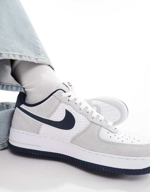 Zapatillas de deporte grises y azul marino Air Force 1 '07 LV8 de Nike, 3 de 5