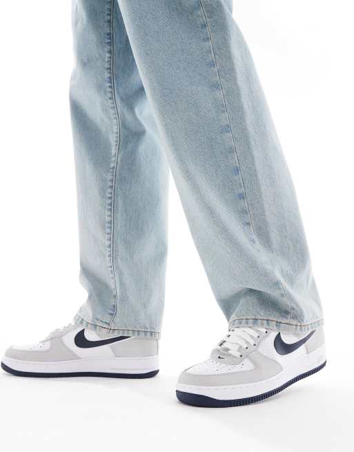 Zapatillas de deporte grises y azul marino Air Force 1 '07 LV8 de Nike, 4 de 5