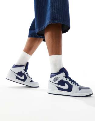 Zapatillas de deporte grises y azules Air Jordan 1 Mid de Nike | ASOS