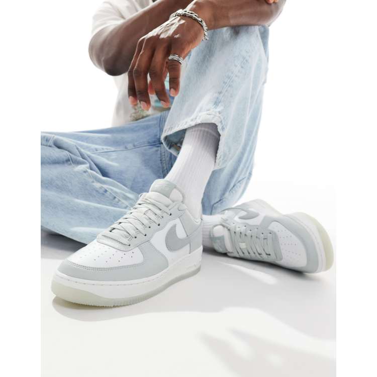 Zapatillas de deporte grises y blancas Air Force 1 07 de Nike ASOS