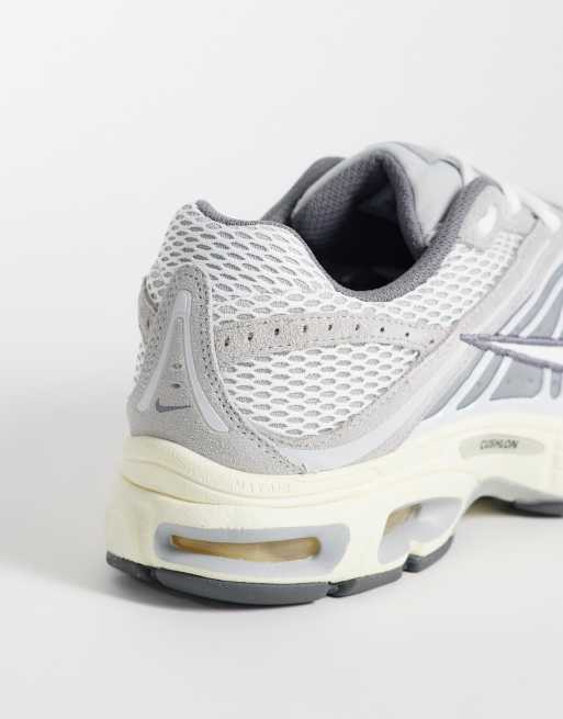Zapatillas de deporte grises y blancas Air Max Moto 2K de Nike, 2 de 5