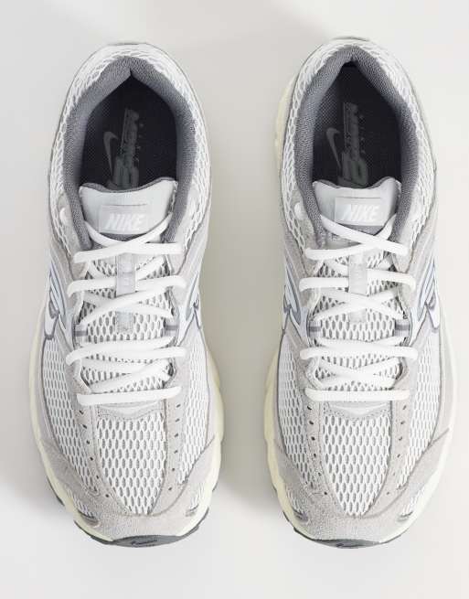 Zapatillas de deporte grises y blancas Air Max Moto 2K de Nike, 3 de 5