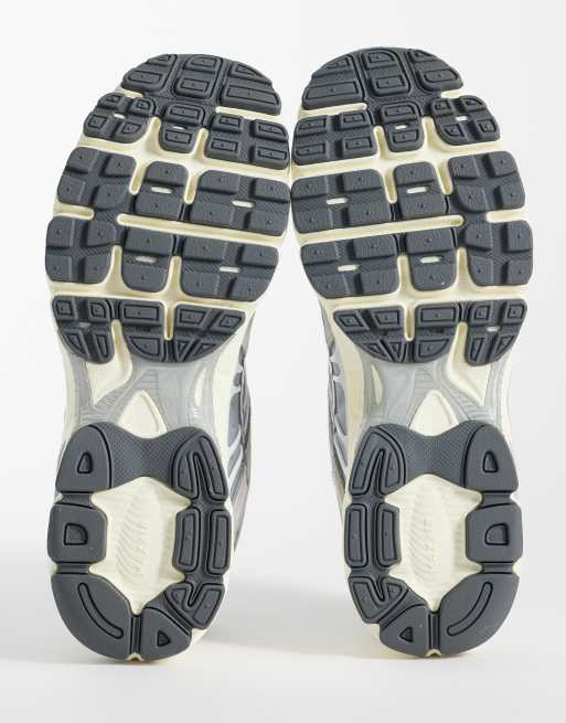 Zapatillas de deporte grises y blancas Air Max Moto 2K de Nike, 5 de 5