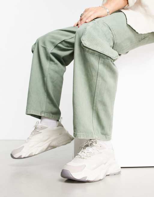 Zapatillas de deporte grises y blancas con panel transparente y suela gruesa de ASOS DESIGN, 3 de 4