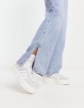 Zapatillas de deporte grises y blancas con plataforma Gazelle Bold
