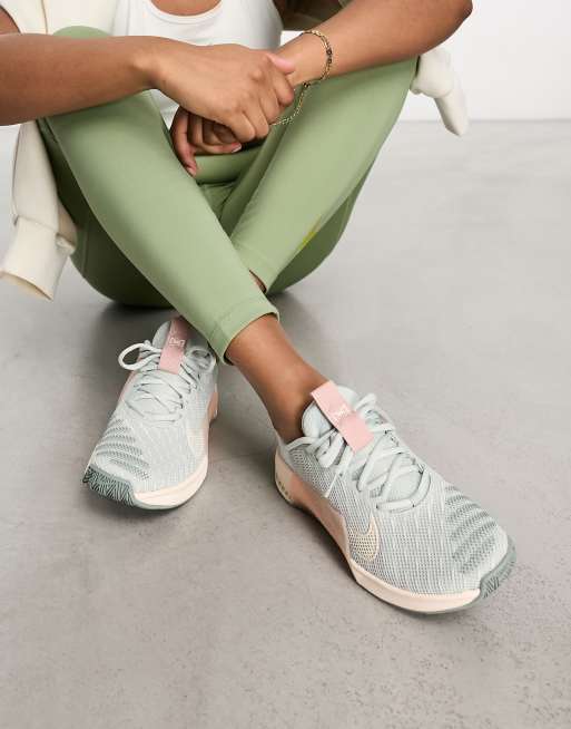 Zapatillas de deporte grises y naranja melocoton para mujer Metcon 9 de Nike Training ASOS