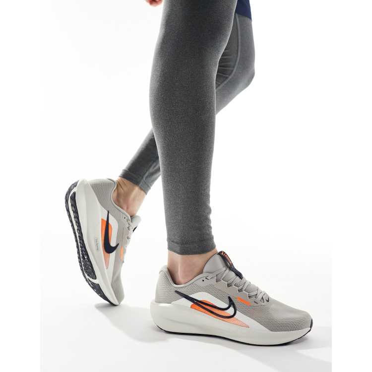Zapatillas de deporte grises y naranjas Downshifter 13 de Nike Running ASOS