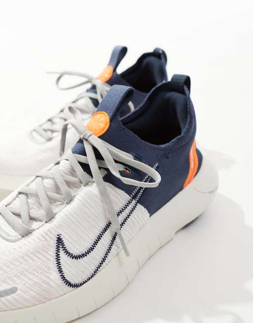 Zapatillas de deporte grises y naranjas Free Run Flyknit NN de Nike Running, 3 de 5