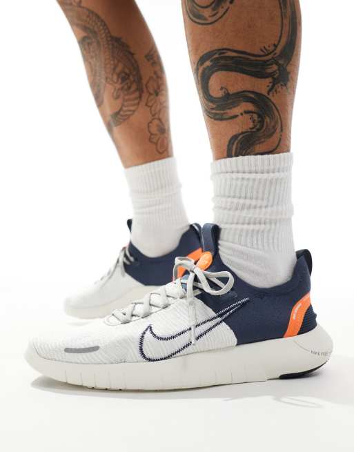 Zapatillas de deporte grises y naranjas Free Run Flyknit NN de Nike Running, 5 de 5
