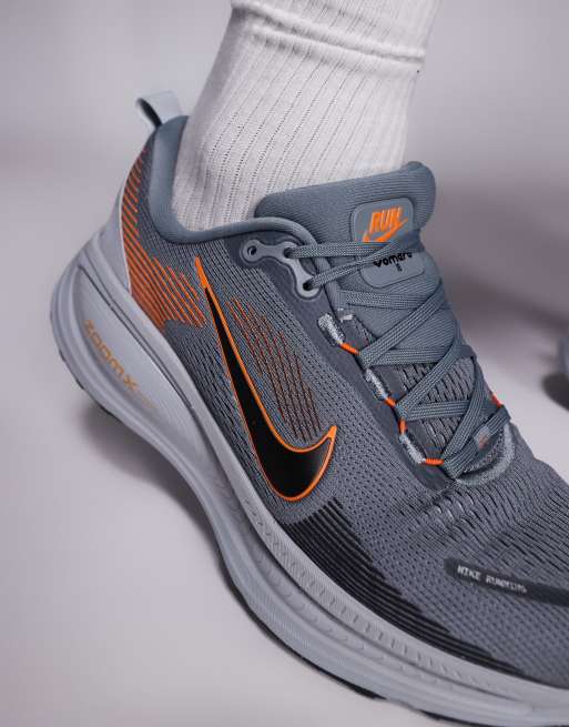Zapatillas de deporte grises y naranjas Vomero 18 de Nike Running, 3 de 5