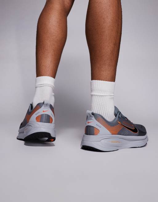 Zapatillas de deporte grises y naranjas Vomero 18 de Nike Running, 4 de 5