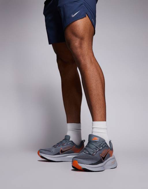 Zapatillas de deporte grises y naranjas Vomero 18 de Nike Running, 5 de 5