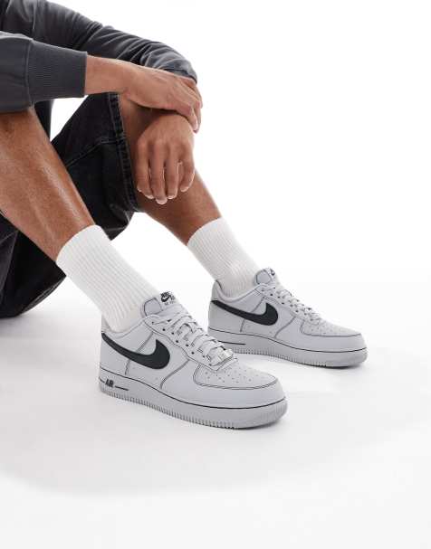 Zapatillas de deporte grises y negras Air Force 1 '07 LV8 de Nike - view 1