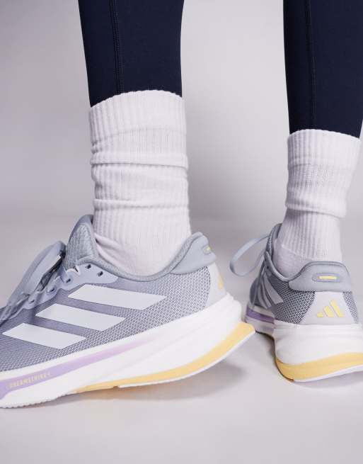 Zapatillas de deporte grises y plateadas Supernova Rise 2 de adidas Running, 4 de 5