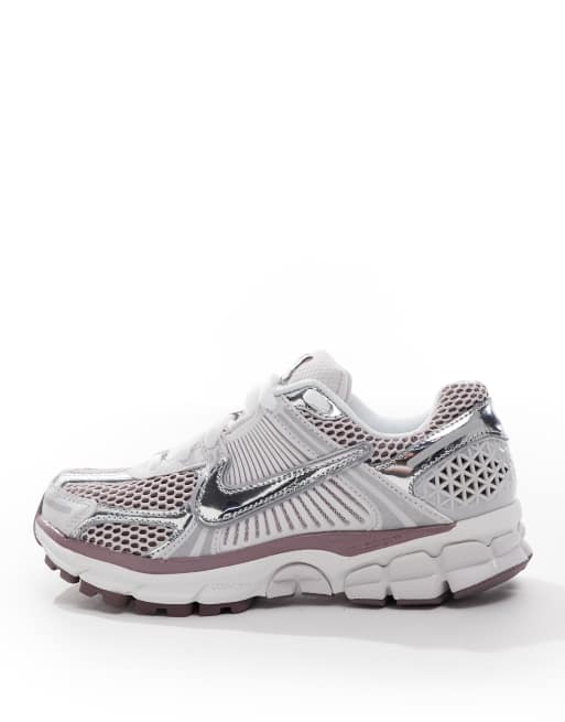 Zapatillas de deporte grises y plateadas Zoom Vomero 5 de Nike, 2 de 5