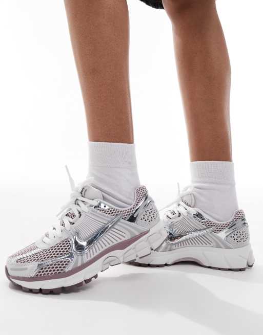 Zapatillas de deporte grises y plateadas Zoom Vomero 5 de Nike, 3 de 5