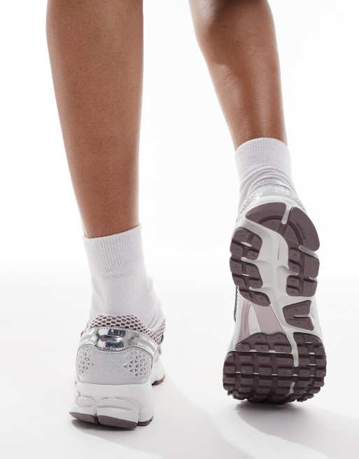 Zapatillas de deporte grises y plateadas Zoom Vomero 5 de Nike, 4 de 5