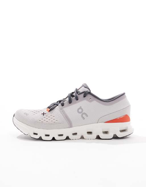 Zapatillas de deporte grises y rojas Cloud X 4 de ON Training, 2 de 5