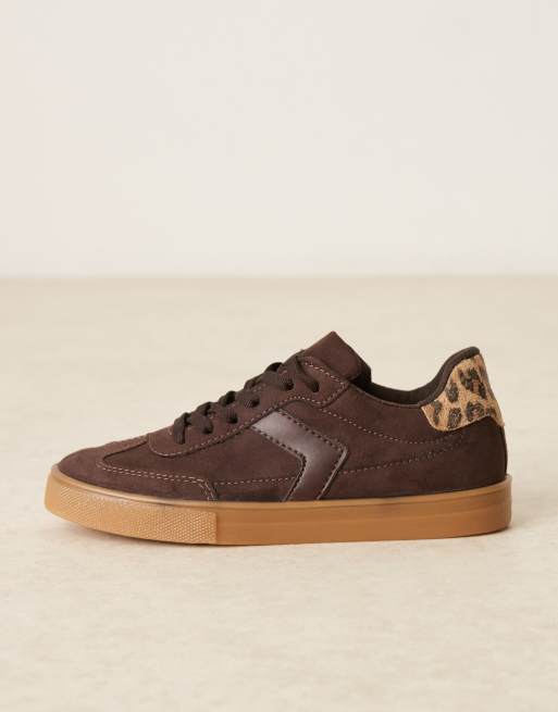 Zapatillas de deporte marrón chocolate de antelina con cordones Drift de ASOS DESIGN, 2 de 5