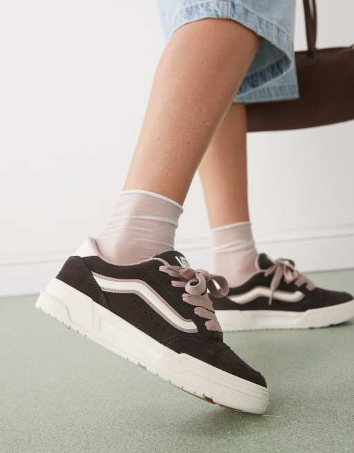 Zapatillas de deporte marrón oscuro con suela gruesa de ante