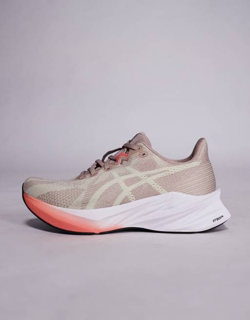 Zapatillas de deporte marrón topo y blancas para correr Dynablast 5 de Asics, 2 de 5